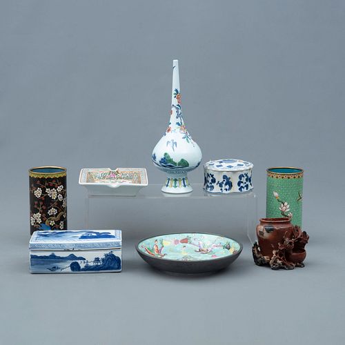 Lote de 8 artículos decorativos China y origen oriental, SXX Elaborados en metal con técnica cloisonné, cerámica y resina