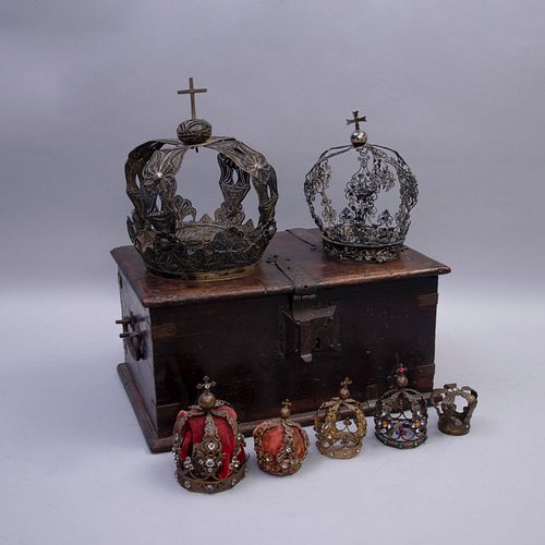 Lote de baúl y 7 coronas para figuras religiosas. México, SXIX y XX. Elaborados en metal plateado, dorado, textil y simulantes.