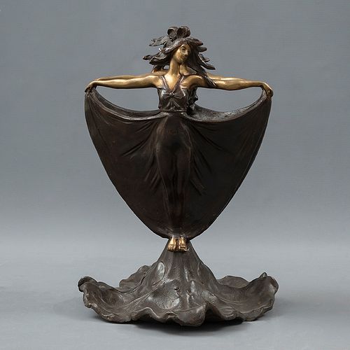 Florero. Origen europeo, SXX. Estilo Art Nouveau. Elaborado en bronce patinado. Decorado con elementos orgánicos y par de damas.