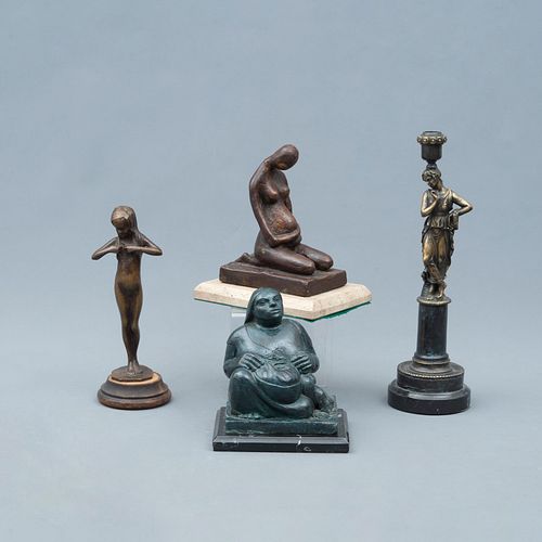 Candelero y 3 figuras decorativas. SXX. Elaborados en bronce. 2 Con base de mármol. 31 cm de altura mayor.