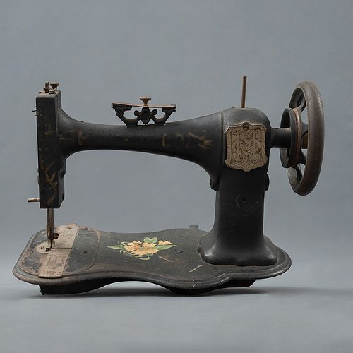 Máquina de coser. EE.UU., principios del SXX. Elaborada en metal. Decorada con motivos florales.