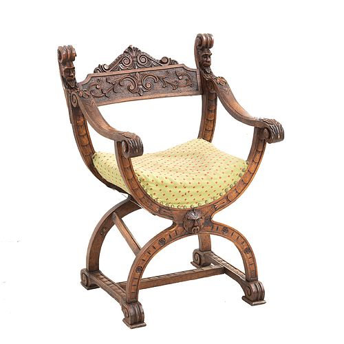 CURUL. FRANCIA, SXX. Elaborado en madera de nogal. Con respaldo semiabierto, asiento acojinado con tapicería de tela.