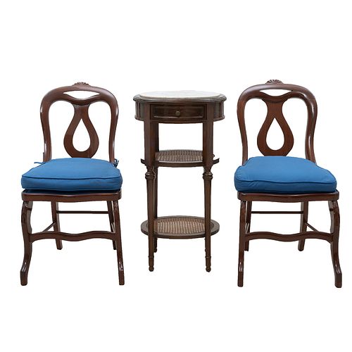 Mesa auxiliar y par de sillas. SXX. Elaboradas en madera. Mesa con 3 niveles, cubierta oval de mármol blanco, repisas inferiores.