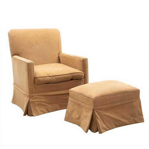 Sillón y taburete. SXX. Estructuras en madera. Con tapicería de tela color mostaza. Respaldo cerrado, asientos acojinados.