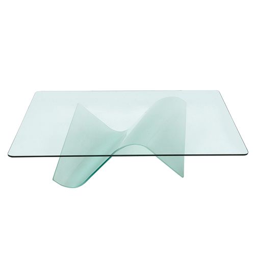 Mesa de centro. SXX. Elaborada en vidrio. Cubierta rectangular y soporte irregular. 39 x 150 x 100 cm.