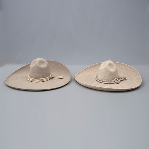 Lote de 2 sombreros charros. México, SXX Elaborados en fieltro color gris con toquillas de cuerda.