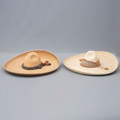 Lote de 2 sombreros de faena México primera mitad del SXX Elaborados en palma tejida Marca EL JARIPEO. Una toquilla decorada con grecas