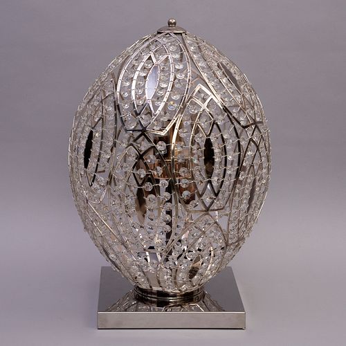 Lámpara de mesa.  Siglo XX. Elaborada en metal cromado e hilos de cristales. Diseño ovoide. Para 4 luces. 52 cm altura.