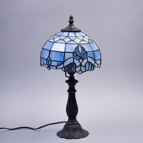 Lampara de mesa. Siglo XX. Estilo Tiffany. Para una luz. Pantalla con emplomado de vidrio en color azul 38 cm altura.