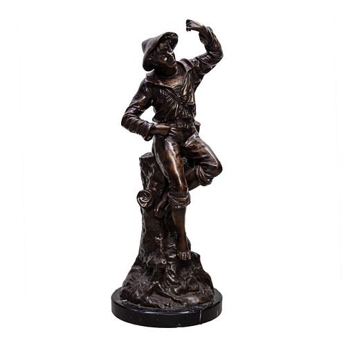 ANÓNIMO. Personaje masculino. Sin firma. Escultura en bronce. Con base circular de mármol negro. 76 cm altura.