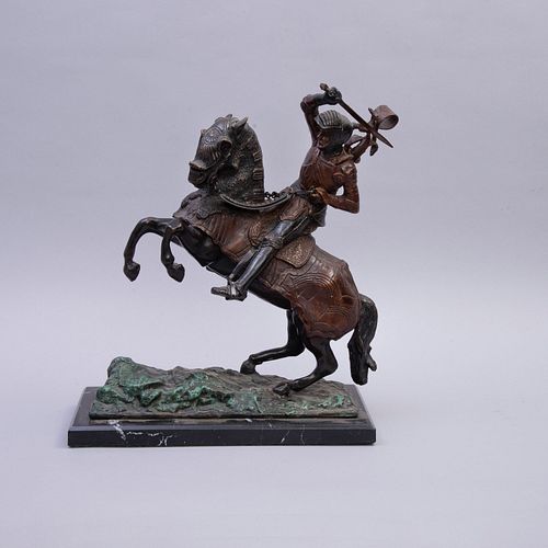 ANÓNIMO. Personaje a caballo. Escultura en bronce. Con pátina verde. Con base rectangular de mármol veteado negro. 36 cm de altura.