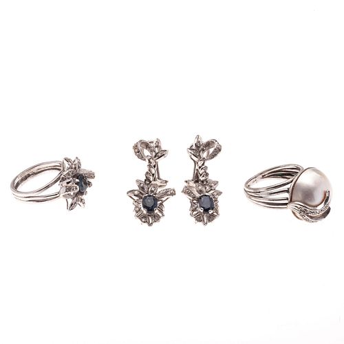 Dos anillos y par de aretes vintage con media perla, zafiros y diamantes en plata paladio. 3 zafiros corte oval.
