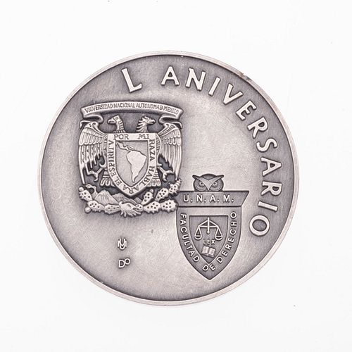 Medalla de Aniversario facultad de Derecho UNAM. Elaborada en plata. Peso: 146.4 g.