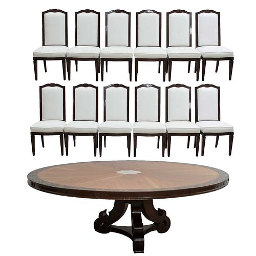 Mesa para comedor. S.XX Tipo Art Decó. Madera con marquetería en latón y resina. Se incluyen doce sillas. Mesa: 73 x 209 cm. Piezas: 13