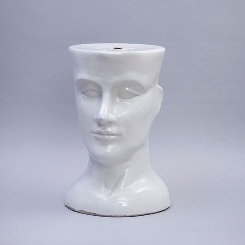 Banco de jardín. Siglo XX. Elaborado en cerámica blanca acabado vidriado. Diseño a manera de rostro humano. Detalles de cons...