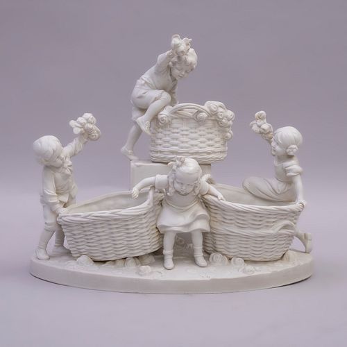 CENTRO. Principios SXX. Elaborado en porcelana de biscuit, con figuras a manera de infantes y canastas 25.5 cm de altura.
