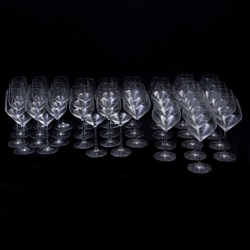 Juego de copas. Siglo XX. Elaboradas en cristal transparente. Diseño de la firma Riedel. 3 tamaños diferentes. Piezas: 30<...