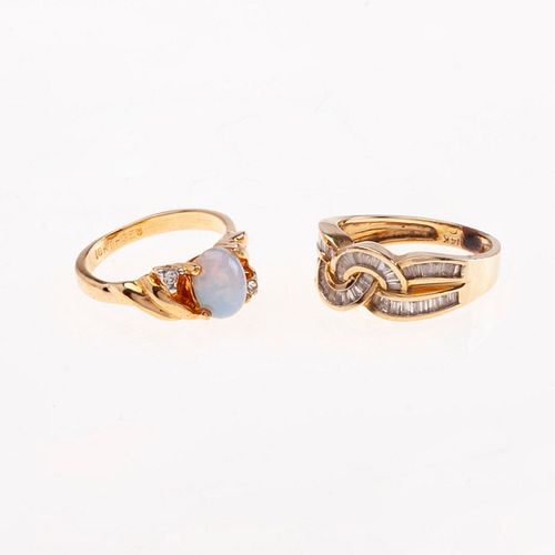 Dos anillos con diamantes y simulantes en oro amarillo de 14k y metal base dorado. 45 diamantes corte baguette y trapecio.