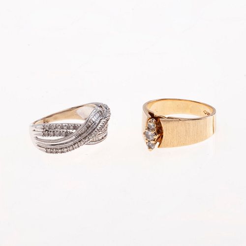Dos anillos con diamantes en oro blanco y amarillo de 14k. 66 diamantes corte brillante, baguette, trapecio y 8 x 8. Tallas: 5.