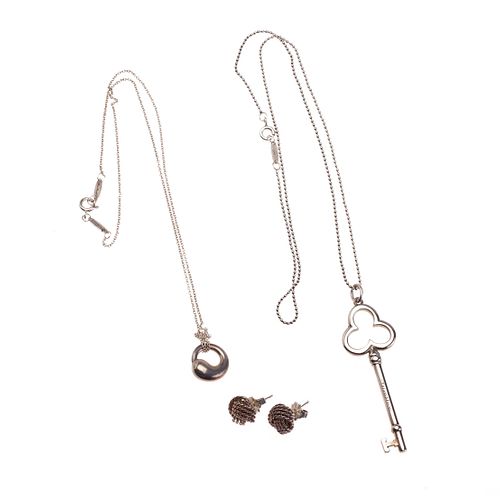 Dos collares, dos pendientes y par de broqueles en plata .925 de la firma Tiffany & Co. Peso: 14.0 g.