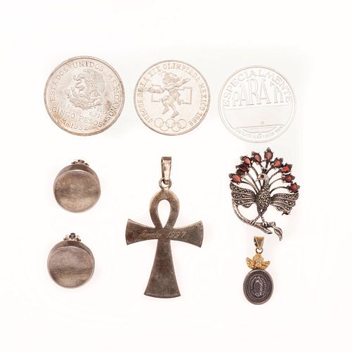 Dos monedas, medalla, cruz, pendiente con textil de la firma Swarovski, gargantilla. medalla, par de aretes y prendedor.