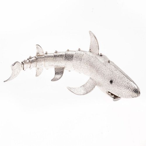 Figura de tiburón en plata .925. Diseño articulado. Peso: 255.7 g.