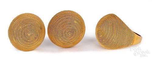 Pair of 18K gold earrings and matching ring