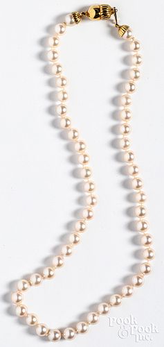 Pearl necklace, with 18K gold clasp.