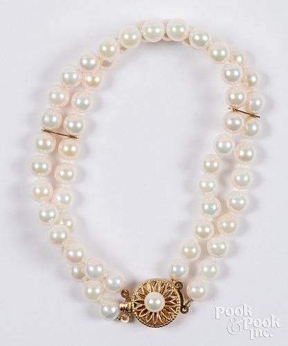 Pearl bracelet with 14K gold clasp.