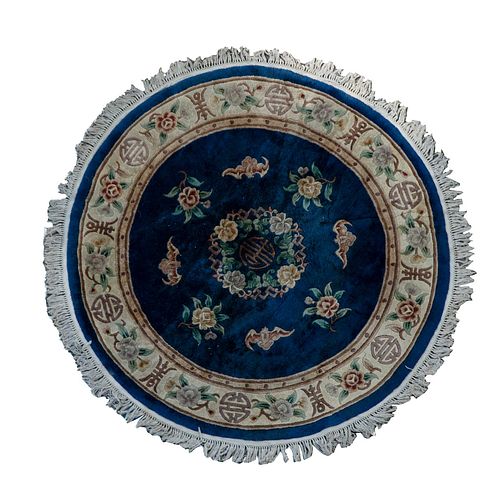 Tapete. Siglo XX. Estilo Pekín. Elaborado en fibras de lana y algodón. Decorado con elementos geométricos y florales.