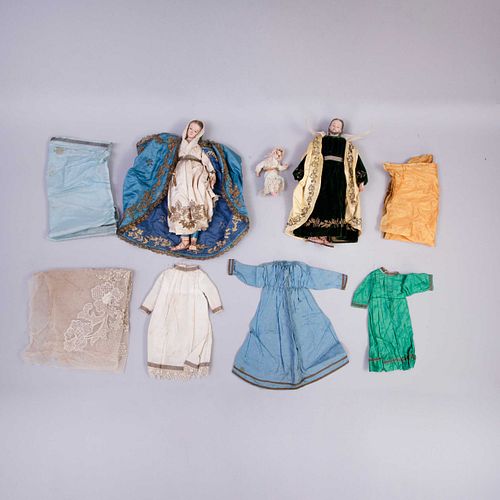 Sagrada Familia. Inicios del siglo XX. Tallas para vestir articuladas en madera policromada, ojos de vidrio y vestiementa textil