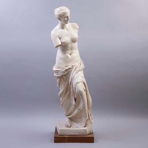 Venus de Milo. Siglo XX Escayola modelada. Con base cuadrangular de madera.  Sellada Alba Studios 1955. 90 cm altura.