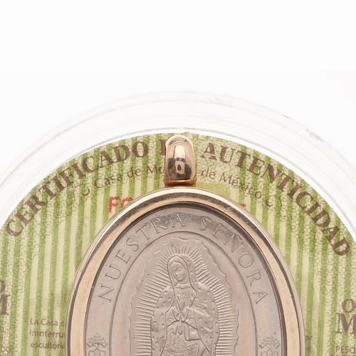 Medalla en metal base con imagenes de la Virgen de Guadalupe y Juan Pablo II. Bisel metal base dorado.