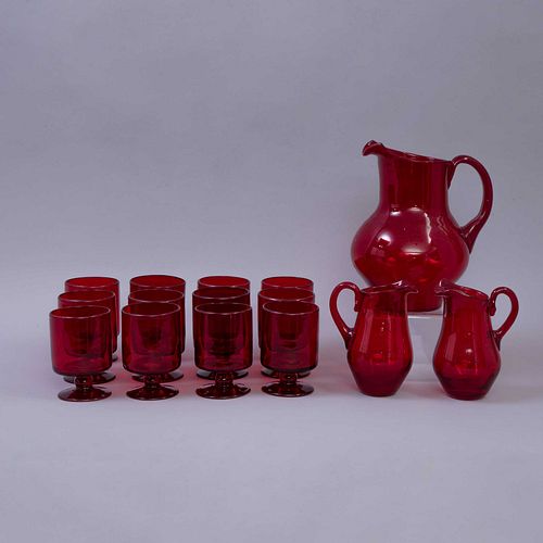 SERVICIO DE CRISTALERÍA. S.XX. Vidrio color rojo. Consta de 3 jarras y doce vasos  De 13 a 25.5 cm de altura. PIezas: 15.