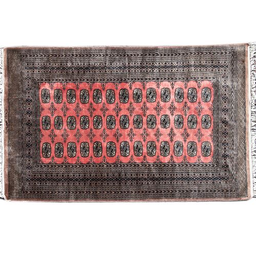 Tapete. Origen oriental, SXX. Estilo Boukhara. Firmado. Elaborado en fibras de lana y algodón con ensedado artificial. 190 x 124 cm