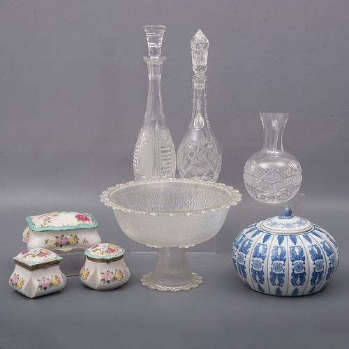 Lote mixto de 8 artículos de mesa. Origen europeo y oriental, SXX. Elaboradas en cristal cortado, vidrio y porcelana.