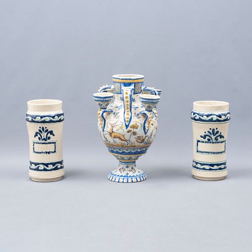 Guarnición. México, SXX. Elaborada en cerámica vidriada y talavera. Consta de: jarrón candelabro y 2 botámenes. Piezas: 3