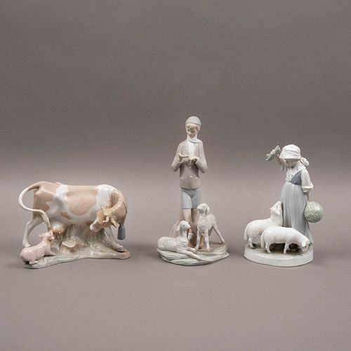 Pastora, pastor y vaca. España, SXX. Elaboradas en porcelanas Lladró y M.I.O. Acabados gres y brillantes. 27 cm de altura (mayor)