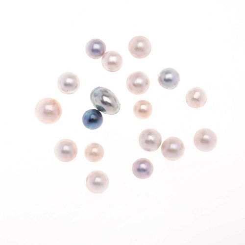 Dieciocho medias perlas cultivadas distintos colores y calidades.