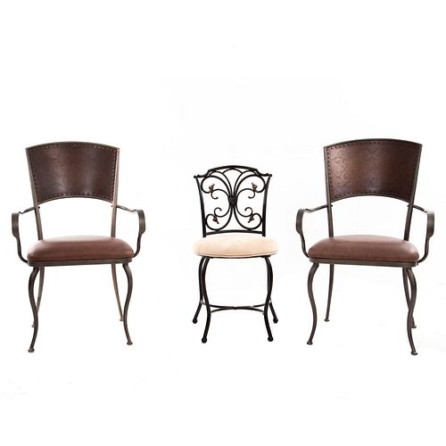 Par de sillones y silla. SXX. Elaboradas en metal. Con respaldos semiabiertos, asientos acojinados y soportes semicurvos.