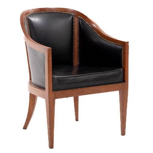 Sillón. SXX. Estructura en madera. Con tapicería de vinipiel color negro. Respaldo cerrado, asiento acojinado y soportes lisos.