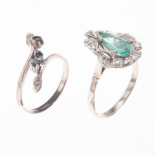 Dos anillos con esmeralda y zafiros en plata paladio. Talla: 6 y 8. Peso: 4.5 g.