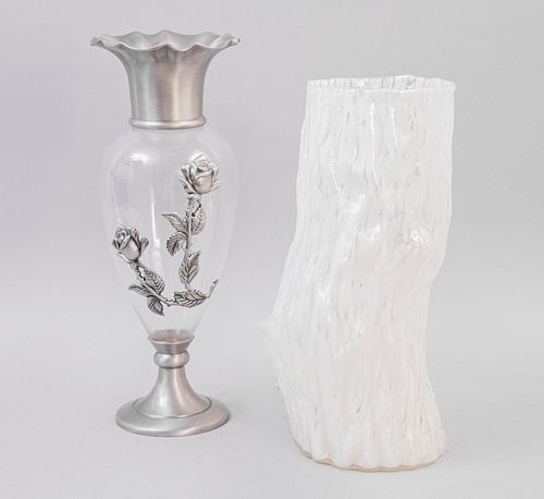 Lote de floreros. SXX. Elaborados en pewter y cristal, uno tipo Murano. Decorados con motivos florales. Piezas: 2