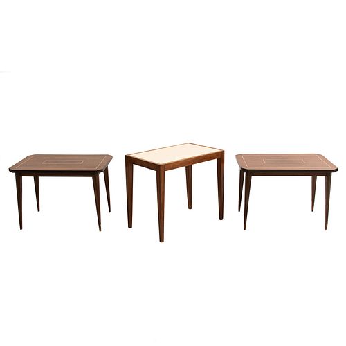 Lote de 3 mesas. SXX. Elaboradas en madera y aglomerado. Cubiertas rectángulares. Una color blanco y soportes liso.