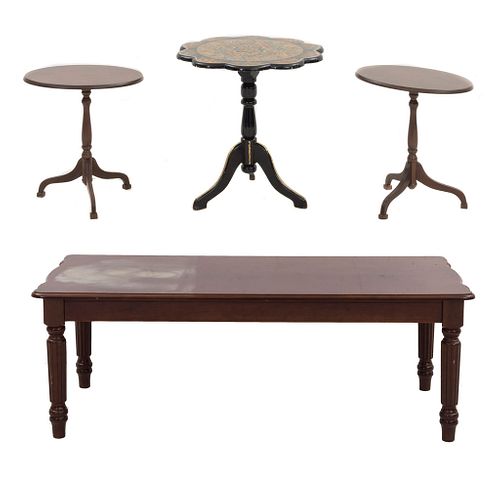 Lote de 4 mesas. SXX. Elaboradas en madera y MDF. Consta de: 3 mesas tilt-top y mesa de centro.