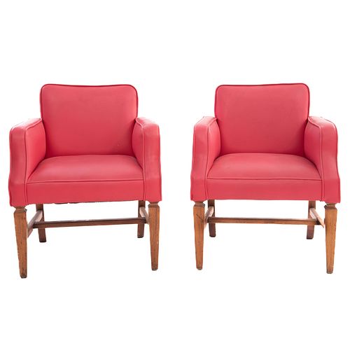 Par de sillones Años 40 Estructura en madera Con tapicería de vinipiel color rojo Respaldos y asientos acojinados y cerrados.