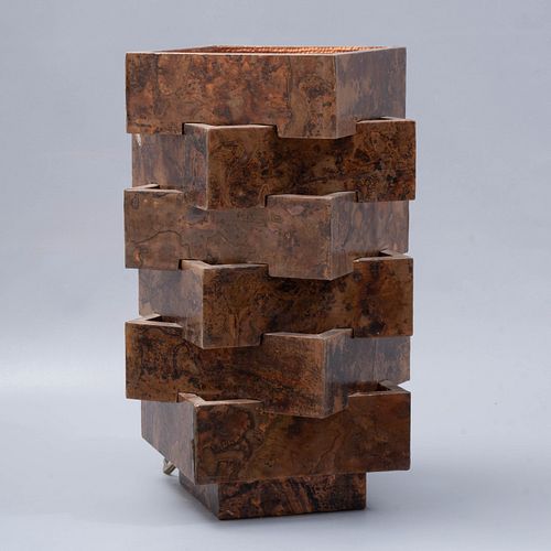Lámpara de mesa. Años 50. Diseño geométrico. Para una luz. Elaborada en madera con emplacados de cobre.