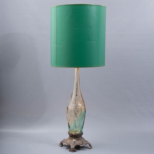 Lámpara de mesa. Origen europeo, SXX. Elaborada en cristal de murano. Con base y estructura de metal y pantalla color verde.