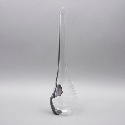 DECANTADOR. AUSTRIA, SXXI. Elaborado en cristal, de la firma RIEDEL, modelo BALCK TIE FACE TO FACE. Caja original, sin uso. 58 cm alt.