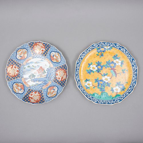 Lote de 2 platones decorativos. Origen oriental, SXX. Elaborados en porcelana tipo Imari. Sellado Kutuni.